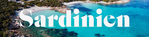 Sardische Spezialitäten vor türkisblauem Meer